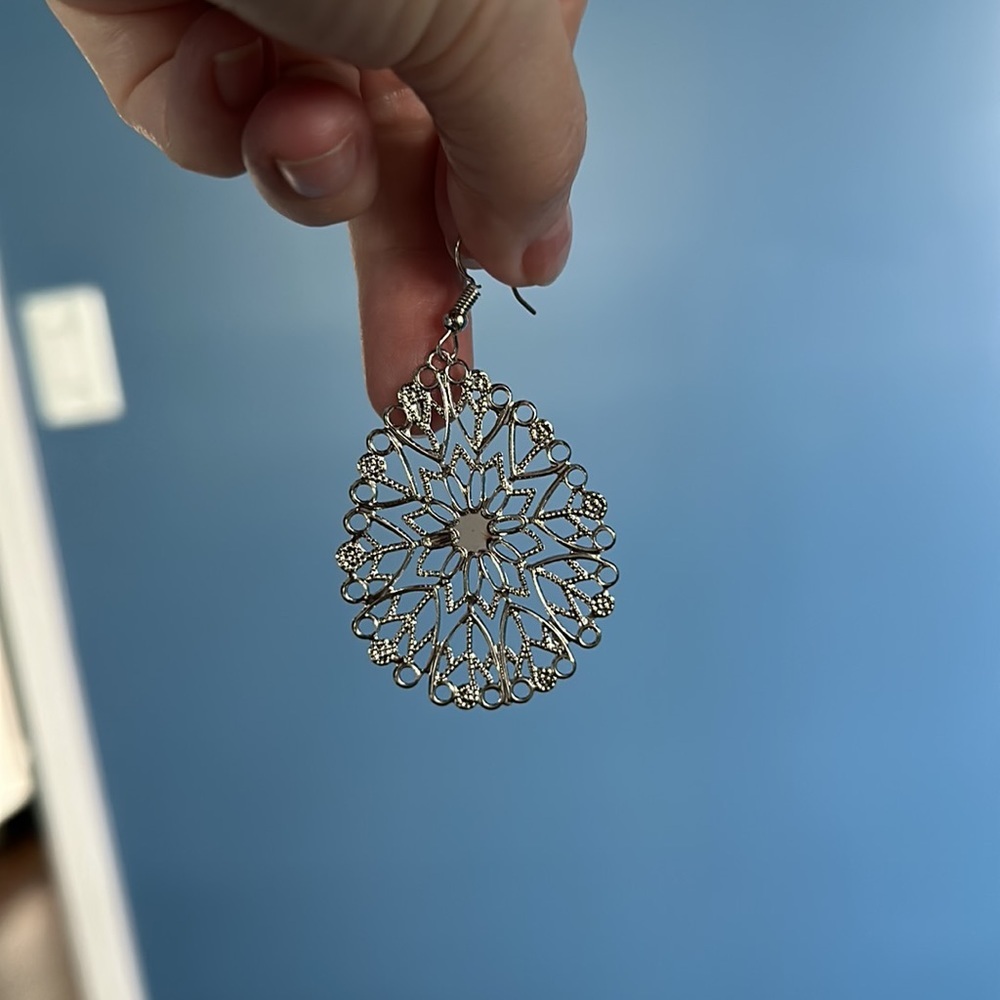 Beautiful snowflake burst earrings - Picture 2 of 3